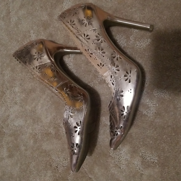 Lauren Conrad, Gold, Floral Patterned Heels - Picture 4 of 4